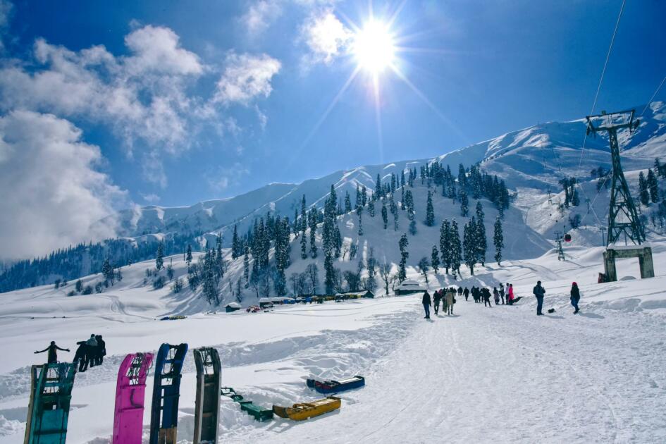 Top 7 Destinations for Skiing and Snowboarding in India